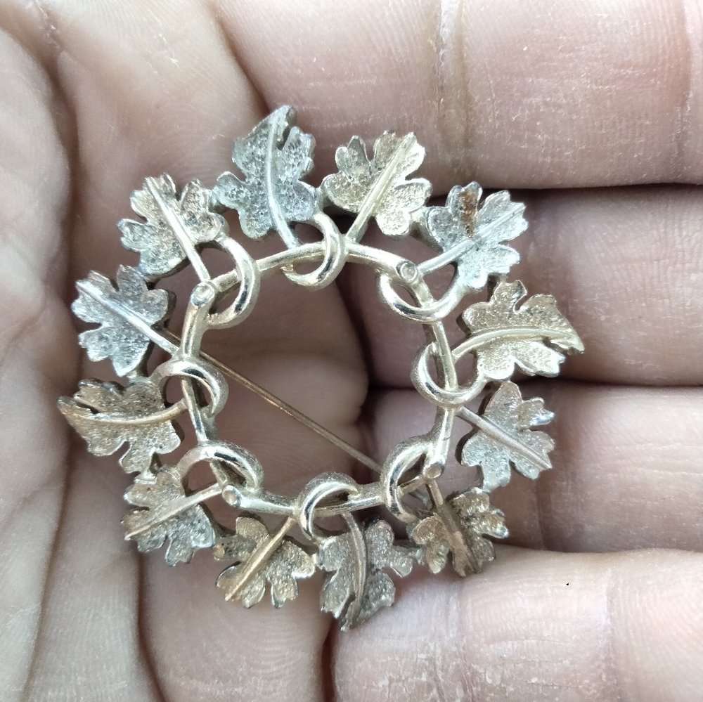 1960s Sarah Coventry "Garland" Wreath BROOCH Pin Signed Circle of Leaves 2 Tone